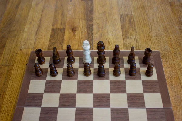 Ein Weißer König Von Oben Umgeben Von Schwarzen Schachfiguren Auf — Stockfoto