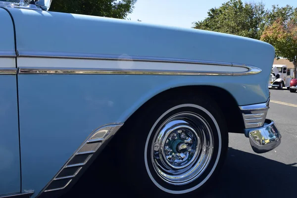 アメリカ合衆国フレズノ 2021年10月9日 美しいクラシック1956年式ベル シェビー ベイビー ブルーとホワイト カーのクローズアップがアメリカ合衆国フレズノを背景に木の外に駐車 — ストック写真