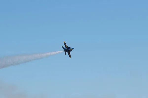 Avión Militar Volador Contra Cielo Azul Claro —  Fotos de Stock