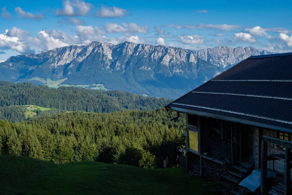 Beautiful View Cabin Mountains Surrounded Trees Greenery — Stock Photo, Image