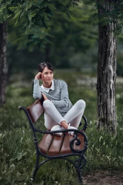 Kafkas Bir Kadının Parkta Poz Verirken Bulanık Arkaplanı Olan Sığ — Stok fotoğraf