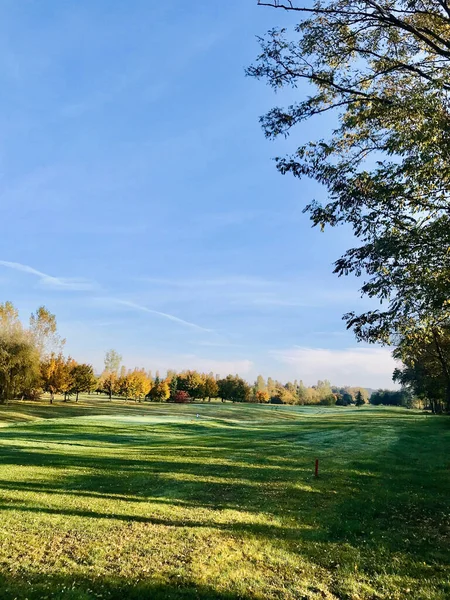 Campo Golfe Outono Com Céu Azul Folhas Coloridas — Fotografia de Stock