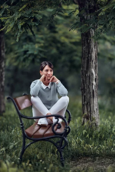 Foco Superficial Uma Mulher Caucasiana Posando Parque Com Fundo Embaçado — Fotografia de Stock