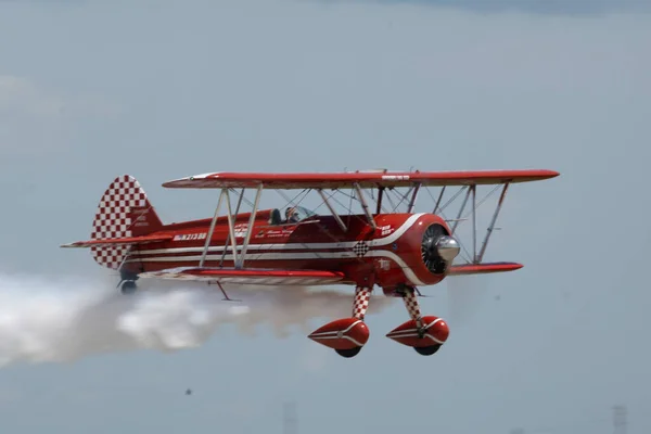 Een Vliegend Vintage Vliegtuig Tegen Een Sombere Lucht Tijdens Een — Stockfoto