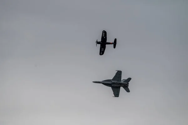 数機の軍用機が曇った空に向かって — ストック写真
