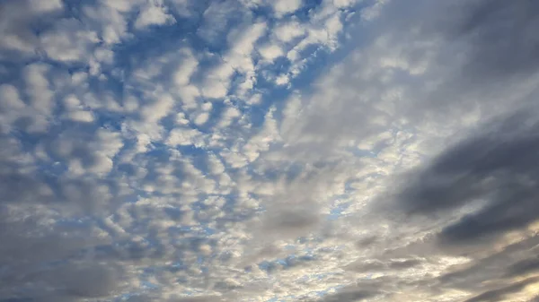 Piękna Sceneria Zachmurzonego Błękitnego Nieba Słoneczny Dzień — Zdjęcie stockowe