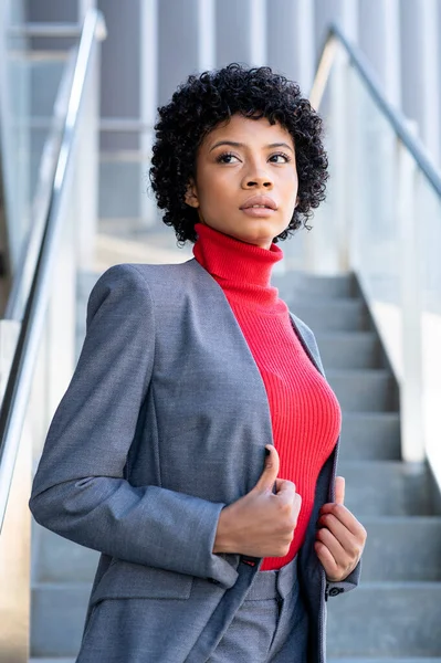 Een Jonge Afro Amerikaanse Zakenvrouw Draagt Een Rode Coltrui Een — Stockfoto