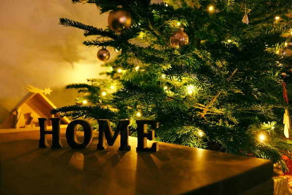 Una Hermosa Foto Palabra Casa Una Mesa Con Árbol Navidad —  Fotos de Stock
