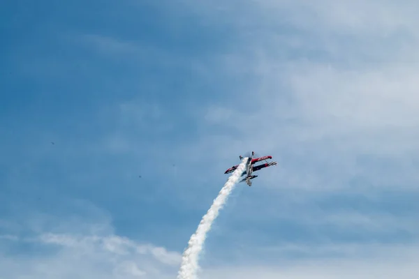 Uma Aeronave Voadora Contra Céu Azul Durante Show Aéreo — Fotografia de Stock