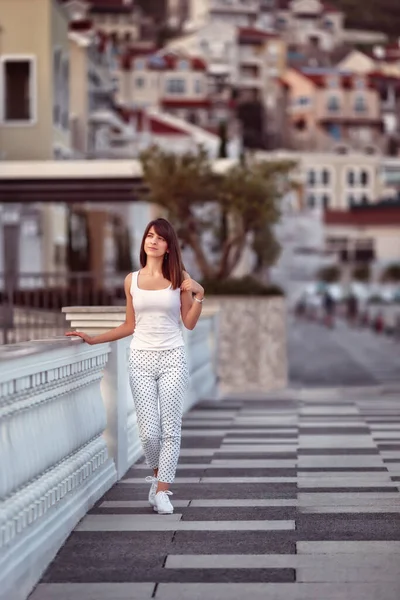 Focus Superficiale Una Femmina Caucasica Con Una Shirt Bianca Posa — Foto Stock