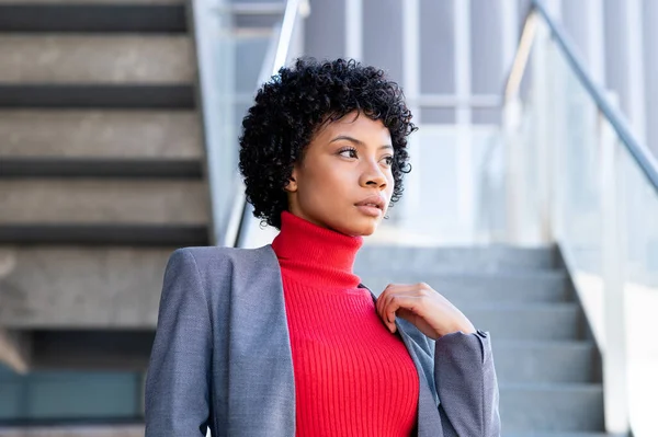 Een Jonge Afro Amerikaanse Zakenvrouw Draagt Een Rode Coltrui Een — Stockfoto