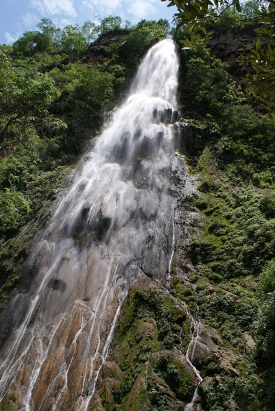 Een Prachtig Shot Van Een Waterval Het Midden Van Een — Stockfoto