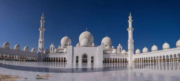 Центр Имени Шейха Заида Великого Абу Даби Объединенные Арабские Эмираты — стоковое фото