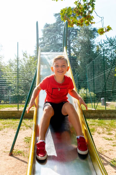 Niño Caucásico Jugando Parque Juegos Con Camiseta Roja Día Soleado — Foto de Stock