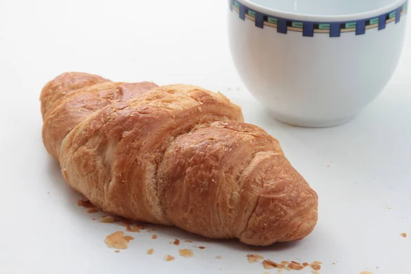 Närbild Croissant Och Kopp Vit Bakgrund — Stockfoto