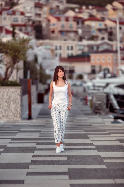 Shallow Focus Caucasian Female White Shirt Posing Blurred Background City — 스톡 사진
