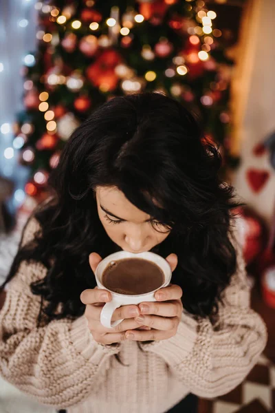 Kavkazská Žena Pití Kávy Barevným Vánočním Stromečkem Pozadí Štědrý Večer — Stock fotografie