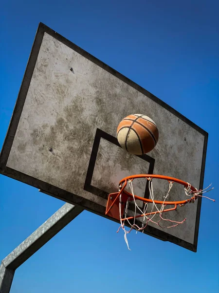 Tiro Vertical Una Red Baloncesto Una Pelota Sobre Fondo Azul — Foto de Stock