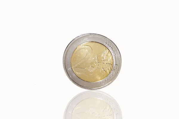 两个欧元的硬币 背景为白色 — 图库照片