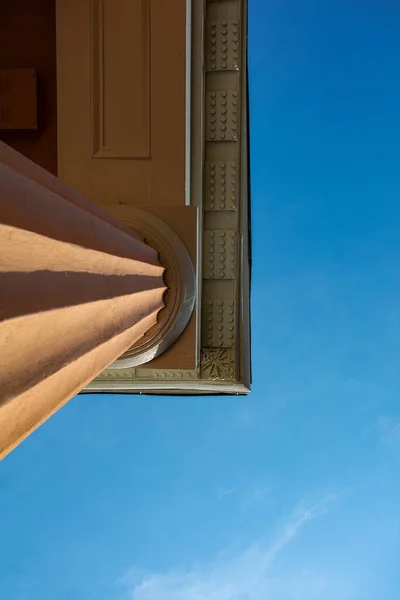 Tiro Vertical Ângulo Baixo Uma Coluna Teto Livre Durante Dia — Fotografia de Stock