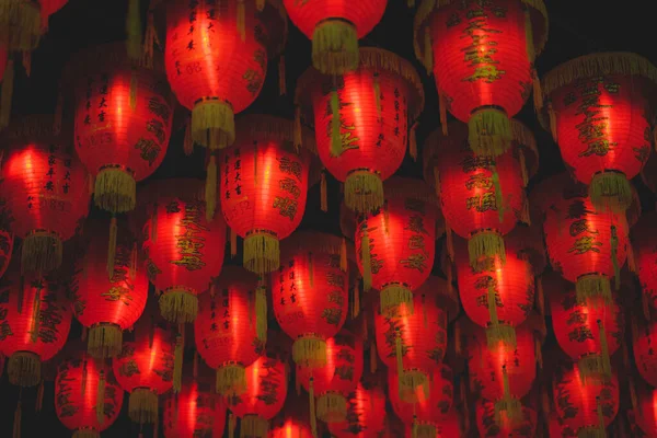 Tiro Ángulo Bajo Linternas Colgantes Iluminadas Rojas Tradicionales —  Fotos de Stock