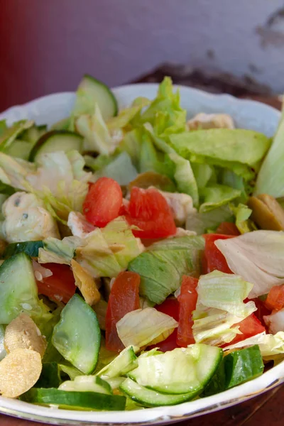 Een Verticaal Shot Van Een Salade Met Gesneden Komkommers Tomaten — Stockfoto