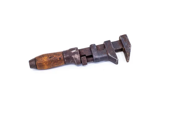 Ein Antiker Rostiger Klempnerschlüssel Mit Holzgriff Isoliert Auf Weißem Hintergrund — Stockfoto