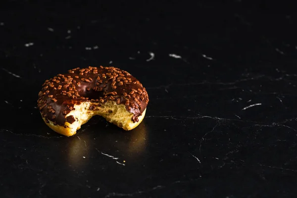 Primer Plano Sabroso Donut Con Salpicaduras Sobre Fondo Negro — Foto de Stock