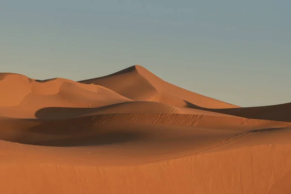 Uma Vista Fascinante Dos Desertos Dunas Areia Saara Árido Dia — Fotografia de Stock