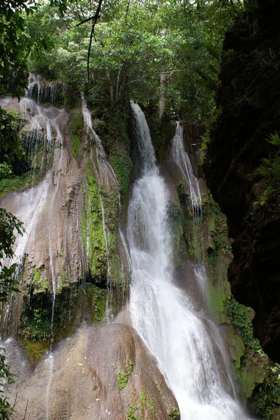 Uma Bela Foto Uma Cachoeira Meio Uma Floresta Bonito Brasil — Fotografia de Stock