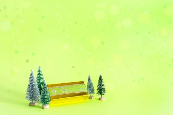 Zbliżenie Ujęcie Świątecznej Dekoracji Zielonym Tle — Zdjęcie stockowe