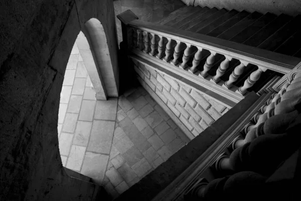 Egy Szürke Lépcsőfok Egy Régi Épületben — Stock Fotó
