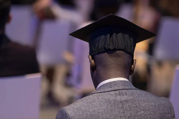 Alumnus Δει Από Πίσω Την Αποφοίτηση Πλατεία Ακαδημαϊκό Καπέλο Συμπεριλαμβανομένων — Φωτογραφία Αρχείου