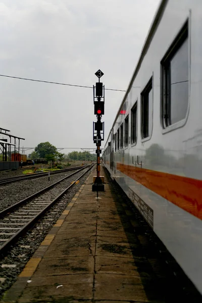 Ein Vertikaler Fluchtpunkt Einer Eisenbahn Mit Einem Modernen Zug — Stockfoto