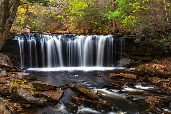 Dlouhá Expozice Vodopádu Lese Podzim — Stock fotografie