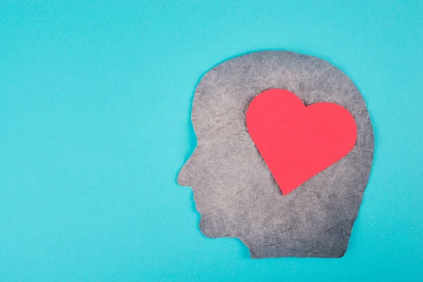 Silueta Una Cara Con Corazón Color Rojo Papel Revuelto Fondo — Foto de Stock