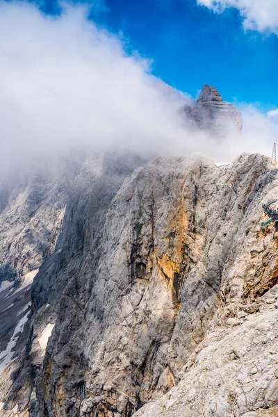Eine Vertikale Aufnahme Der Wunderschönen Mit Wolken Bedeckten Berggipfel — Stockfoto