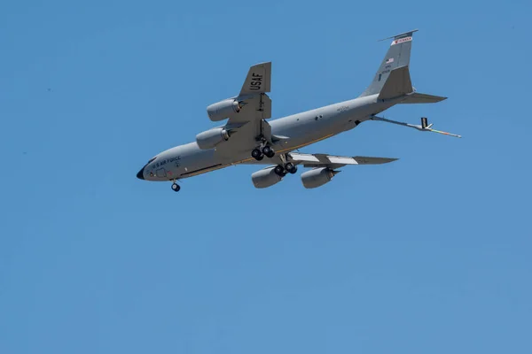 澄んだ青空に対する空飛ぶ軍用機 — ストック写真