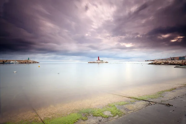 Vue Phare Sur Mer Calme Sous Ciel Nuageux — Photo