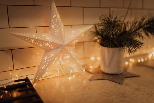 Ένα Μεγάλο Χριστουγεννιάτικο Αστέρι Στο Τραπέζι Της Κουζίνας — Φωτογραφία Αρχείου