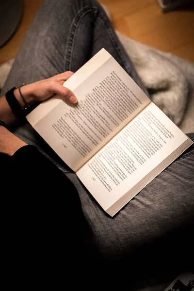 床に本を読んでいる少女のトップビュー — ストック写真