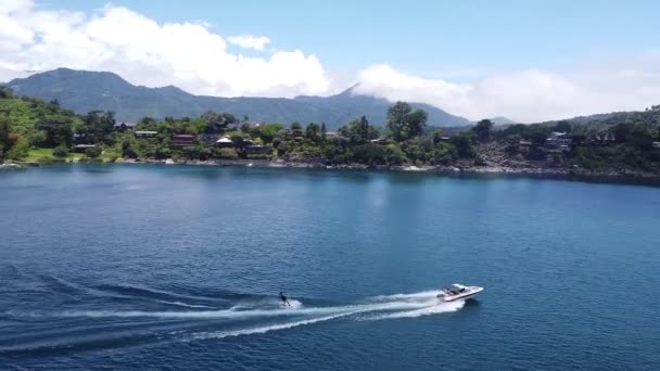 Wakeboarder Surfeando Detrás Del Barco Vista Aérea Del Wakeboarding — Vídeos de Stock