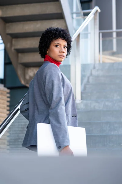 Een Jonge Afro Amerikaanse Zakenvrouw Met Een Laptop Een Bedrijfsgebouw — Stockfoto