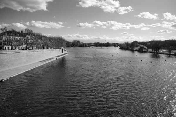 Grayscale Shot Water Flowing Pier Toulouse France — Stockfoto