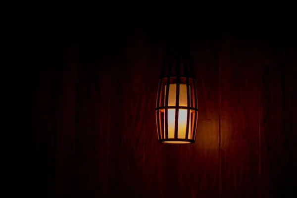 Uma Vista Panorâmica Uma Lâmpada Iluminando Escuridão Fundo Madeira — Fotografia de Stock