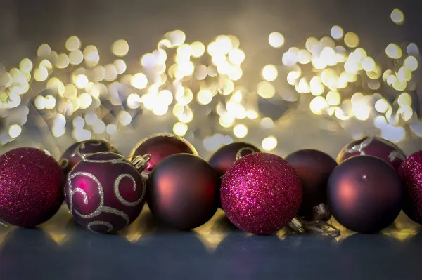 Een Close Van Glanzende Kerst Ornamenten Een Grijs Oppervlak Met — Stockfoto