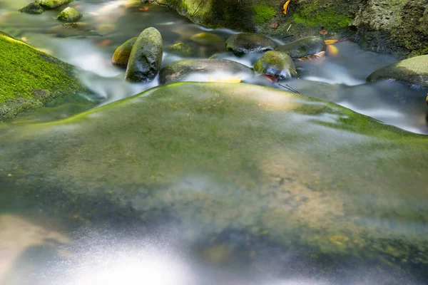 一条被岩石环绕的河的近景 流动的水 — 图库照片