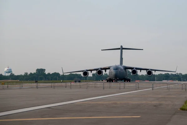 Een Militair Vliegtuig Dat Het Punt Staat Stijgen Een Luchtmachtbasis — Stockfoto