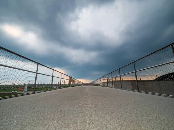 Ingolstadt Landesgartenschau Bridge Med Massiva Moln — Stockfoto