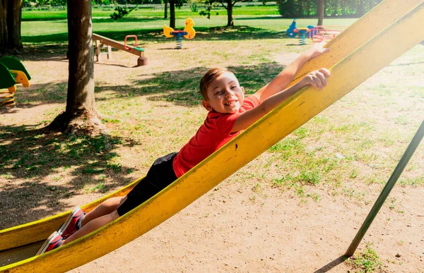 Niño Jugando Parque Infantil Usando Una Camiseta Roja Día Soleado — Foto de Stock